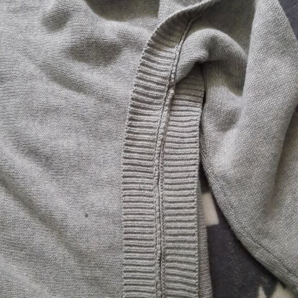 Cabi Grey Vneckline Cable Knit Long Sleeve Oversized Side Slit Sweater Size M - Picture 4 of 9